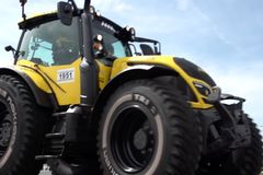 Video: Macík krotil na Rallye Šumava traktor. Největší problém bylo zapnout stěrače