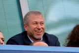Ruský podnikatel a politik převzal Chelsea v roce 2003, tehdy za londýnský klub zaplatil 140 milionů liber (asi 4,5 miliardy korun). Nyní je k mání za přibližně 3 miliardy liber (necelých 100 miliard korun).