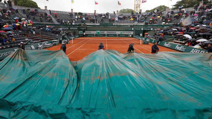 Organizátoři zatahují kurty na Roland Garros. Počasí si s nimi dnes hraje na honěnou.