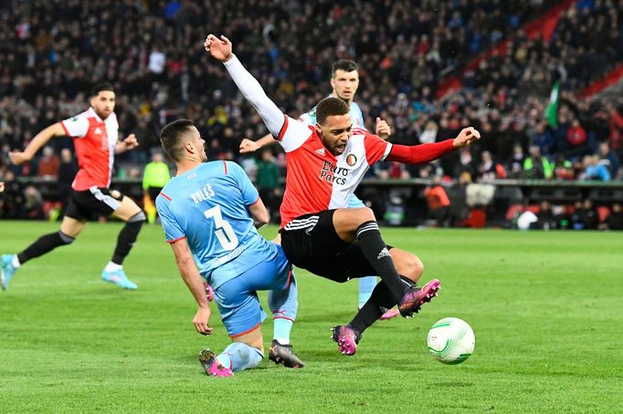 Tomáš Holeš a Cyriel Dessers v prvním čtvrtfinále Evropské konferenční ligy Feyenoord - Slavia