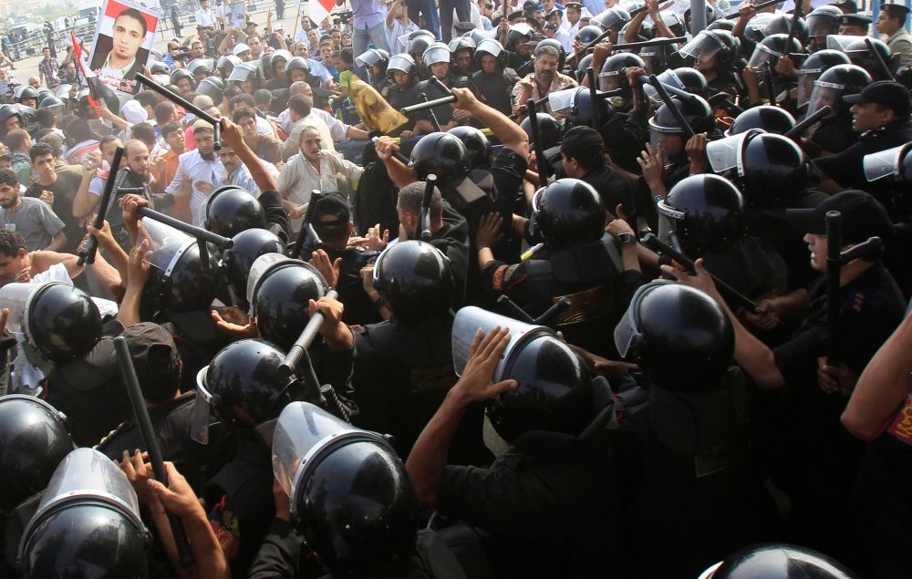 Odpůrci Husního Mubaraka demonstrují před soudní budovou