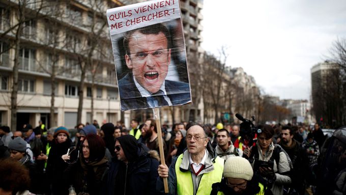 Demonstrující ve Francii.