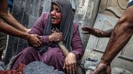 Ali Jadallah (Palestina): Nenahraditelný. Zraněná žena oplakává mrtvého uprostřed zkázy po izraelském úderu ve městě Gaza. Absolutní vítěz soutěže Siena International Photo Awards 2024. Ali Jadallah je fotožurnalista známý svým nasazením v izraelsko-palestinském konfliktu. Fotografuje především život v Gaze.