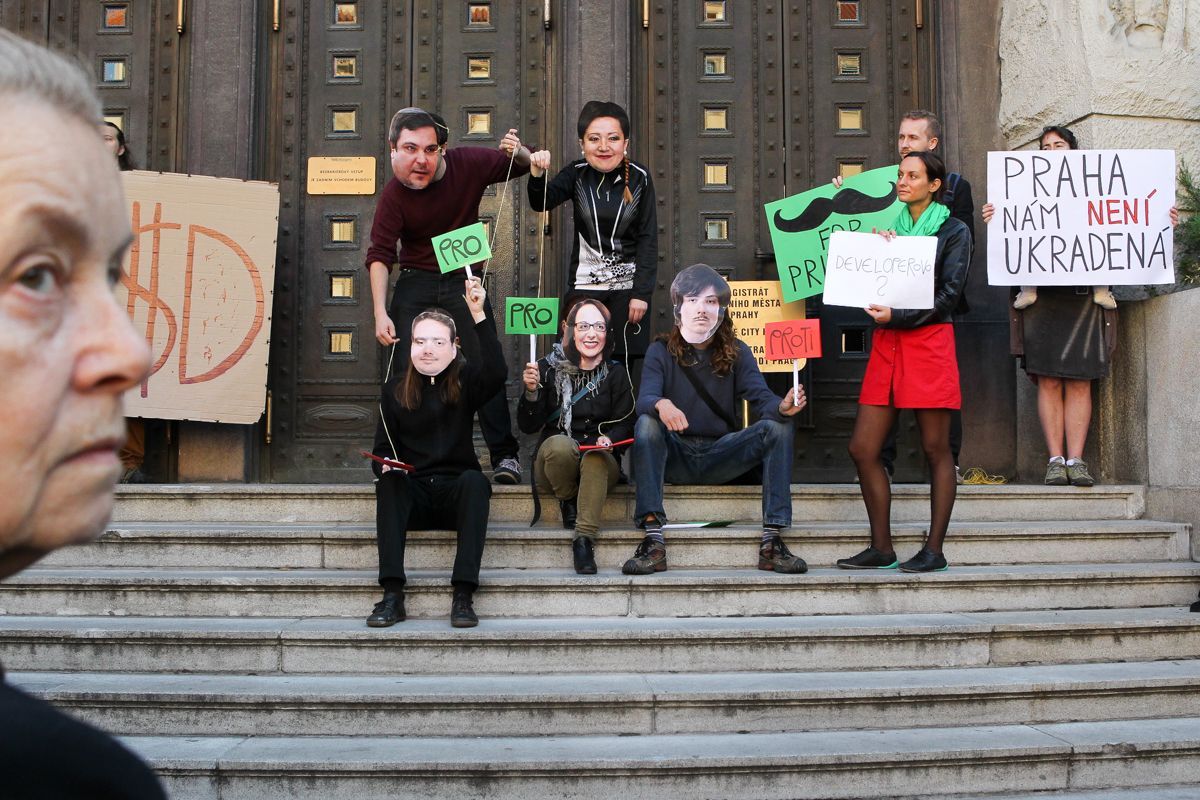 Jednání pražského zastupitelstva 10.9. 2015 plus protest před tím