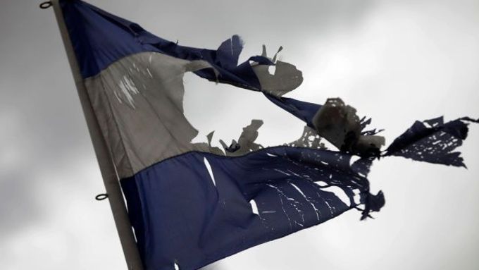 Potrhaná honduraská vlajka. V zemi došlo na konci června k vojenskému puči podporovanému parlamentem a Nejvyšším soudem.