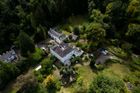 Když Charles a Patricia objevili Llanfoist House - majestátní venkovské sídlo ze 17. století -, byla to láska na první pohled. Dům měl šarm, historii a neuvěřitelný potenciál. Vložili do něj svou duši, kreativitu i desítky let práce. Výsledkem je elegantní památkově chráněná rezidence, obklopená šesti akry zeleně. A přesto je dnes neprodejná.
