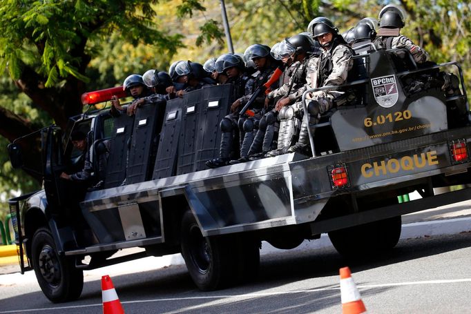 Manévry před zápasem Brazílie - Itálie na Poháru FIFA (Salvador)