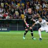 fotbal, Liga mistrů 2017/2018, Real Madrid - Liverpool, Karim Benzema dává gól po chybě Lorise Kariuse