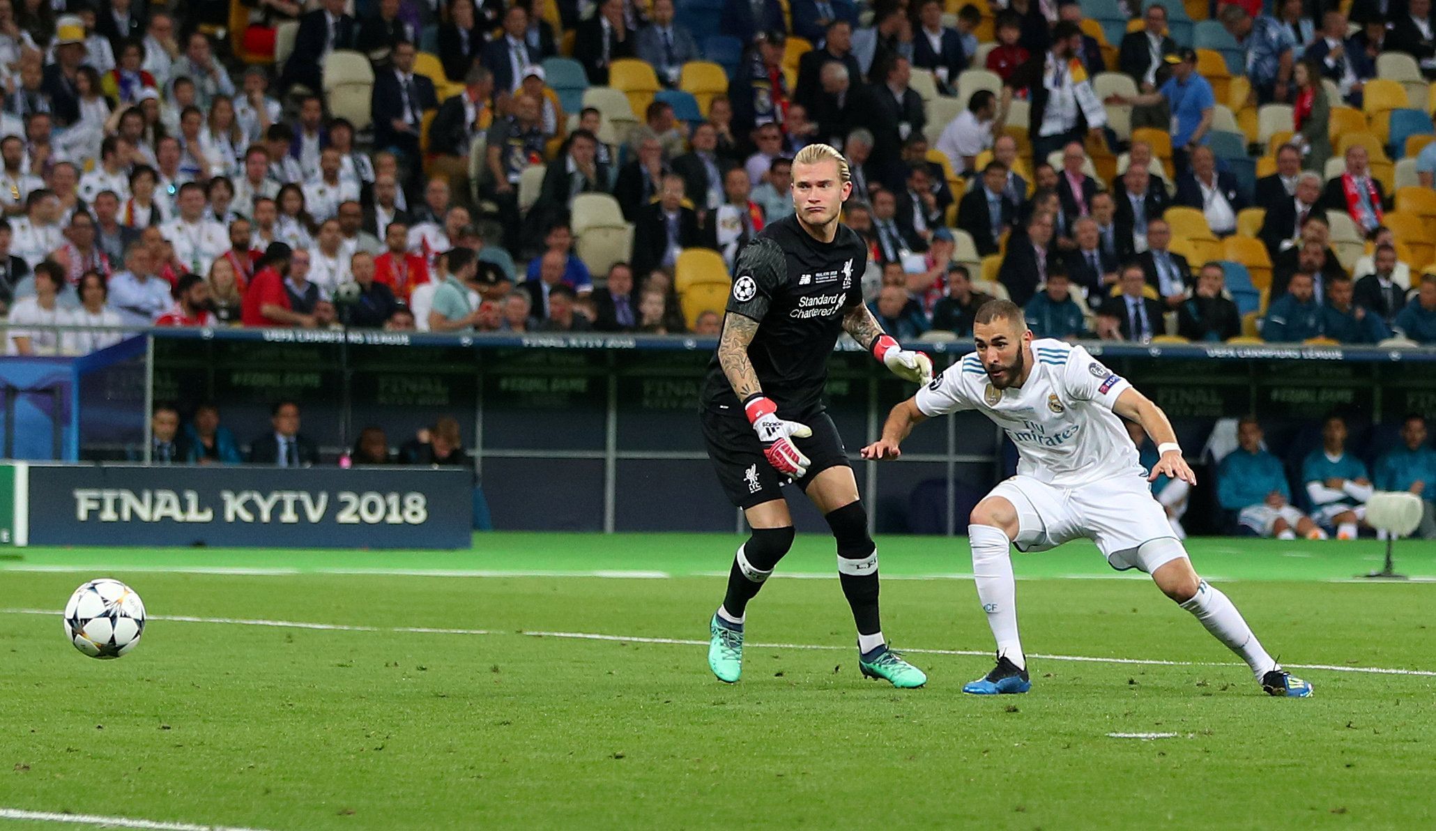 fotbal, Liga mistrů 2017/2018, Real Madrid - Liverpool, Karim Benzema dává gól po chybě Lorise Kariuse