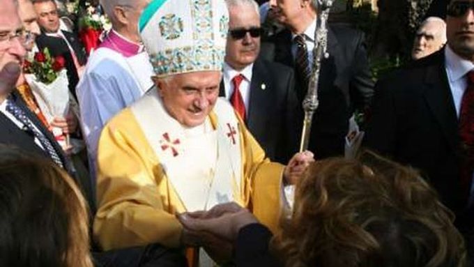 Věřící vítají papeže u Efesu, kde dnes sloužil mši pod širým nebem.