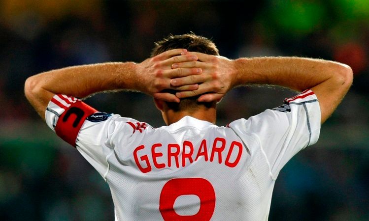 Steven Gerrard z Liverpoolu gestikuluje při utkání s Fiorentinou.