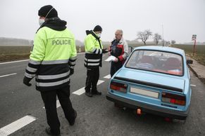 Foto: Policie začala kontrolovat cestování mezi okresy i z Prahy. Zatím jen domlouvá