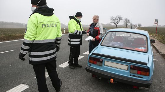 Foto: Policie začala kontrolovat cestování mezi okresy i z Prahy. Zatím jen domlouvá