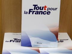 Sarkozyho nová kniha ve francouzském knihkupectví.