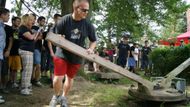 Ve hře nebyla pouze fyzická síla studentů, kteří roztáčeli žentour, ale také výdrž materiálu vlastního technického zařízení. Naštěstí vše proběhlo hladce.