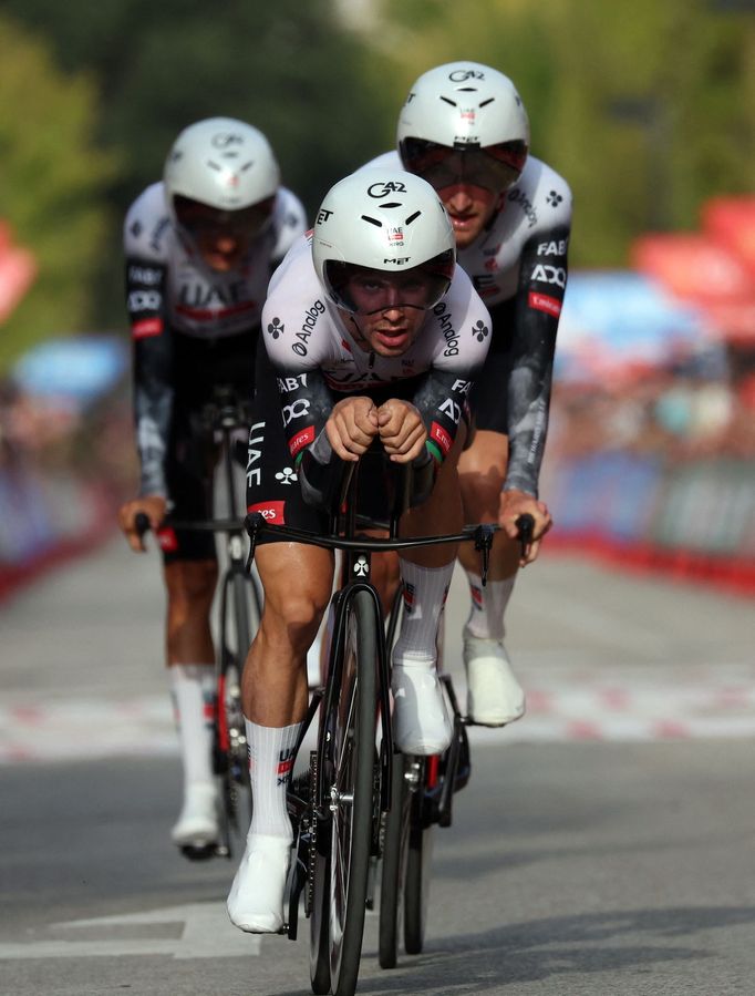 Cyklisté týmu UAE Emirates při týmové časovce na Vueltě 2025