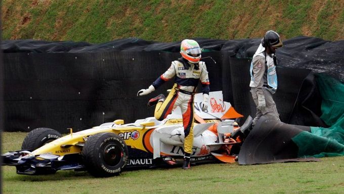 Nelson Piquet, pilot týmu Renault, opouští svůj havarovaný monopost.