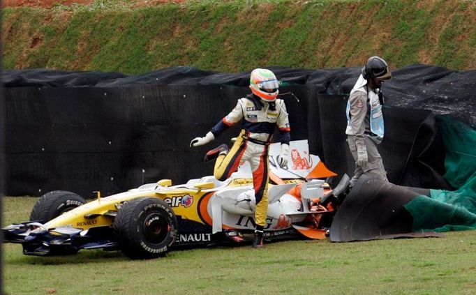 Nelson Piquet, pilot týmu Renault, opouští svůj havarovaný monopost.