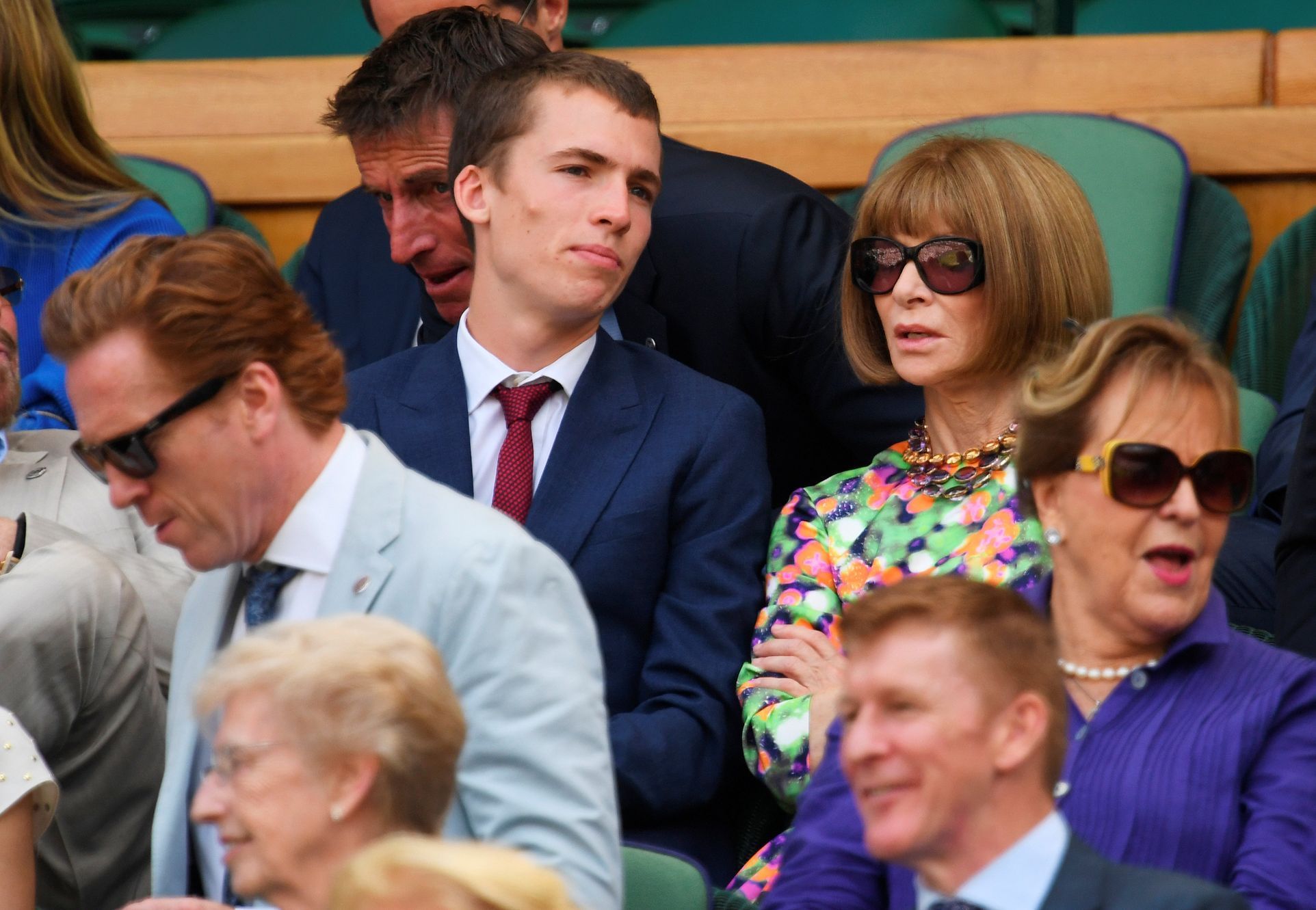 Celebrity na Wimbledonu 2018 (Anna Wintourová a její syn Luke)
