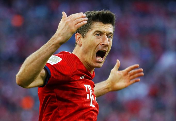 Soccer Football - Bundesliga - Bayern Munich v Borussia Dortmund - Allianz Arena, Munich, Germany - April 6, 2019  Bayern Munich's Robert Lewandowski celebrates scoring t