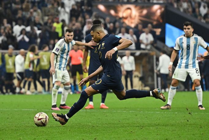 Finále MS ve fotbale 2022, Argentina - Francie: Kylian Mbappé při penaltě.