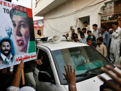 V Láhauru doprovázely Bhuttovou její příznivci na každém kroku