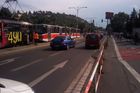 Vyboulená kolej zastavila před Žlutými lázněmi tramvaje