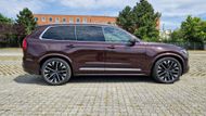 XC90 má na délku 4953 mm a mezi nápravami 2984 mm. Navzdory velikosti se s autem dobře manévruje i ve městě.