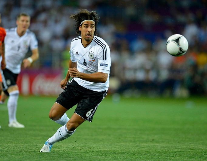 Sami Khedira běží za míčem během utkání Nizozemska s Německem ve skupině B na Euru 2012.