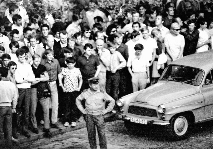 Fotoreprodukce dobového policejního vyšetřovacího spisu k srpnovým událostem v roce 1969.