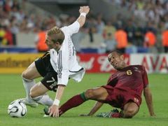 Portugalec Costinha (v červeném) atakuje Bastiana Schweinsteigera z Německa.