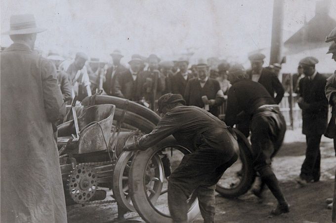 Výměna Michelin pneumatik u kol automobilu v roce 1906.