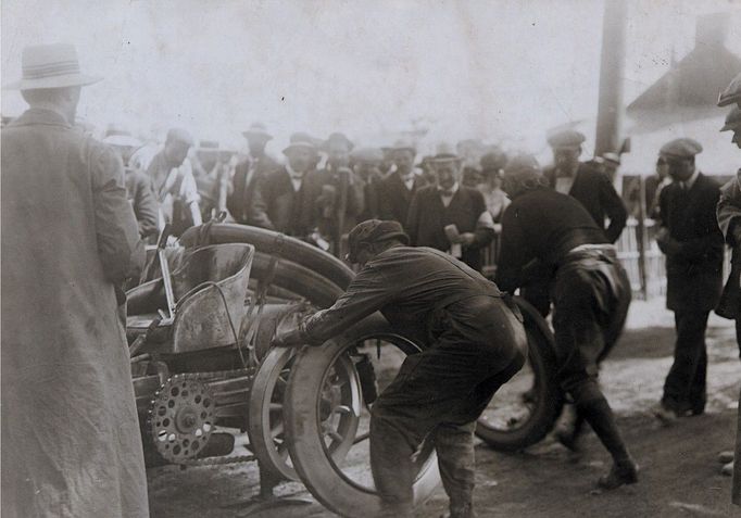 Výměna Michelin pneumatik u kol automobilu v roce 1906.