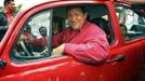 Hugo Chávez jako řidič automobilu (rok 2006).