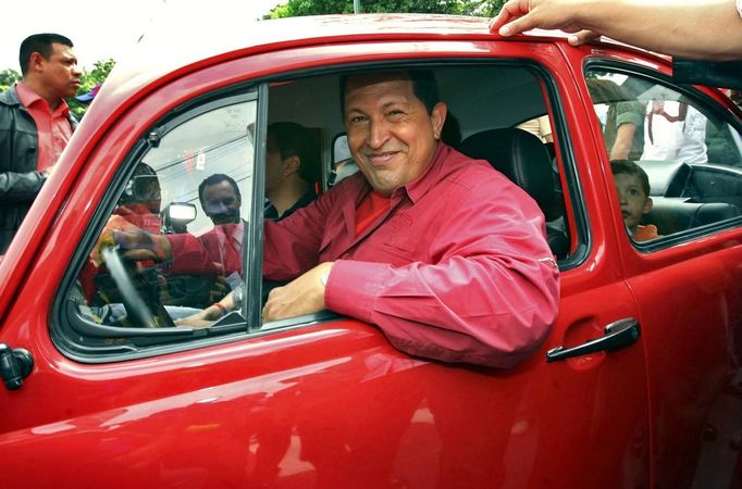 Hugo Chávez jako řidič automobilu (rok 2006).