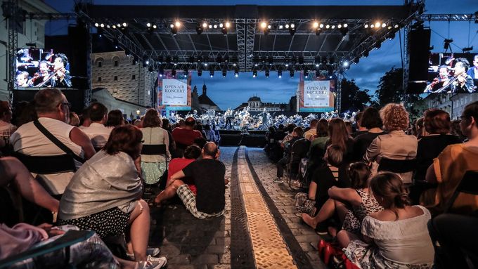 Tisíce lidí přišly na Hradčanské náměstí poslechnout si už tradiční zakončení sezony České filharmonie. Podívejte se, jak velkolepý koncert vypadal.