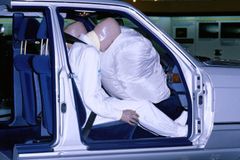 V Mercedesech chrání airbag spolujezdce už čtvrtstoletí