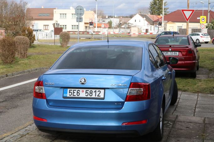 Tento přejezd na vysokorychlostní trati v Pardubicích je opravdu nebezpečný a místní by tu rádi policejní hlídku rádi viděli ještě častěji.