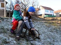 "Nýčko pojedu já s Mariánkou!" volají na sebe děti sáňkující na jinovatce ve vesnici Gernik, osm set kilometrů vzdálené od Prahy. Ani v rumunském Banátu, kde stále žije kolem dvou tisíc Čechů, sníh letos ještě pořádně nenapadl. Zítra se tyto děti i jejich rodiče stanou občany EU.
