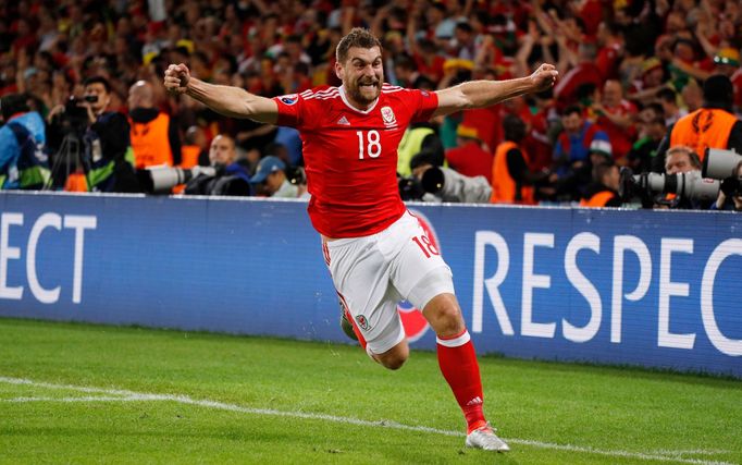 Euro 2016, Wales-Belgie: Sam Vokes slaví gól na 3:1