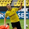 Erling Braut Haaland z Borussie Dortmund slaví gól v zápase se Schalke