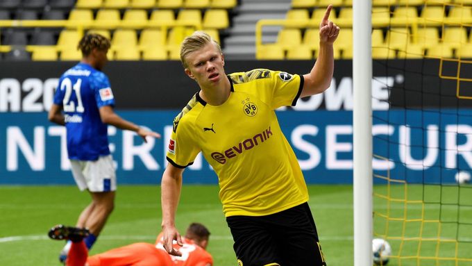 Erling Haaland se raduje z branky Dortmundu.