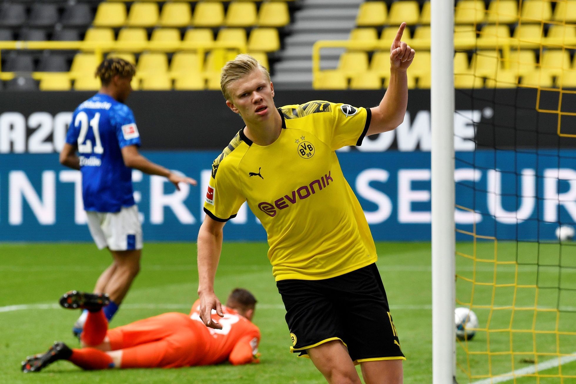 Erling Braut Haaland z Borussie Dortmund slaví gól v zápase se Schalke