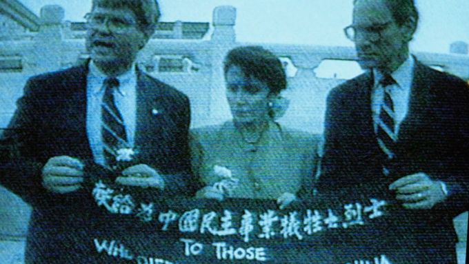 Pelosiová provokovala Číňany už před třiceti lety. Protestovala přímo v Pekingu.