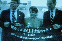 Pelosiová provokovala Čínu už před třiceti lety. V Pekingu proti ní zasáhli policisté