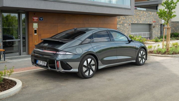 Co bude nejlepším autem v Česku? Mezi nominovanými není Škoda, ale hodně elektroaut