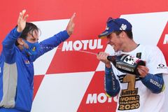 Místo aprílového žertu cesta k výšinám MotoGP. Suzuki dovedl k titulu Rossiho guru