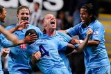 Jamie O'Hara z Tottenhamu oslavuje se spoluhráči gól do sítě Newcastlu