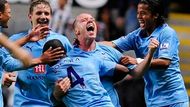 Jamie O'Hara z Tottenhamu oslavuje se spoluhráči gól do sítě Newcastlu