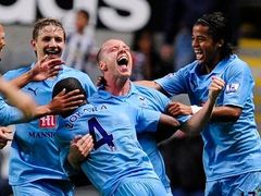 Jamie O'Hara z Tottenhamu oslavuje se spoluhráči gól do sítě Newcastlu